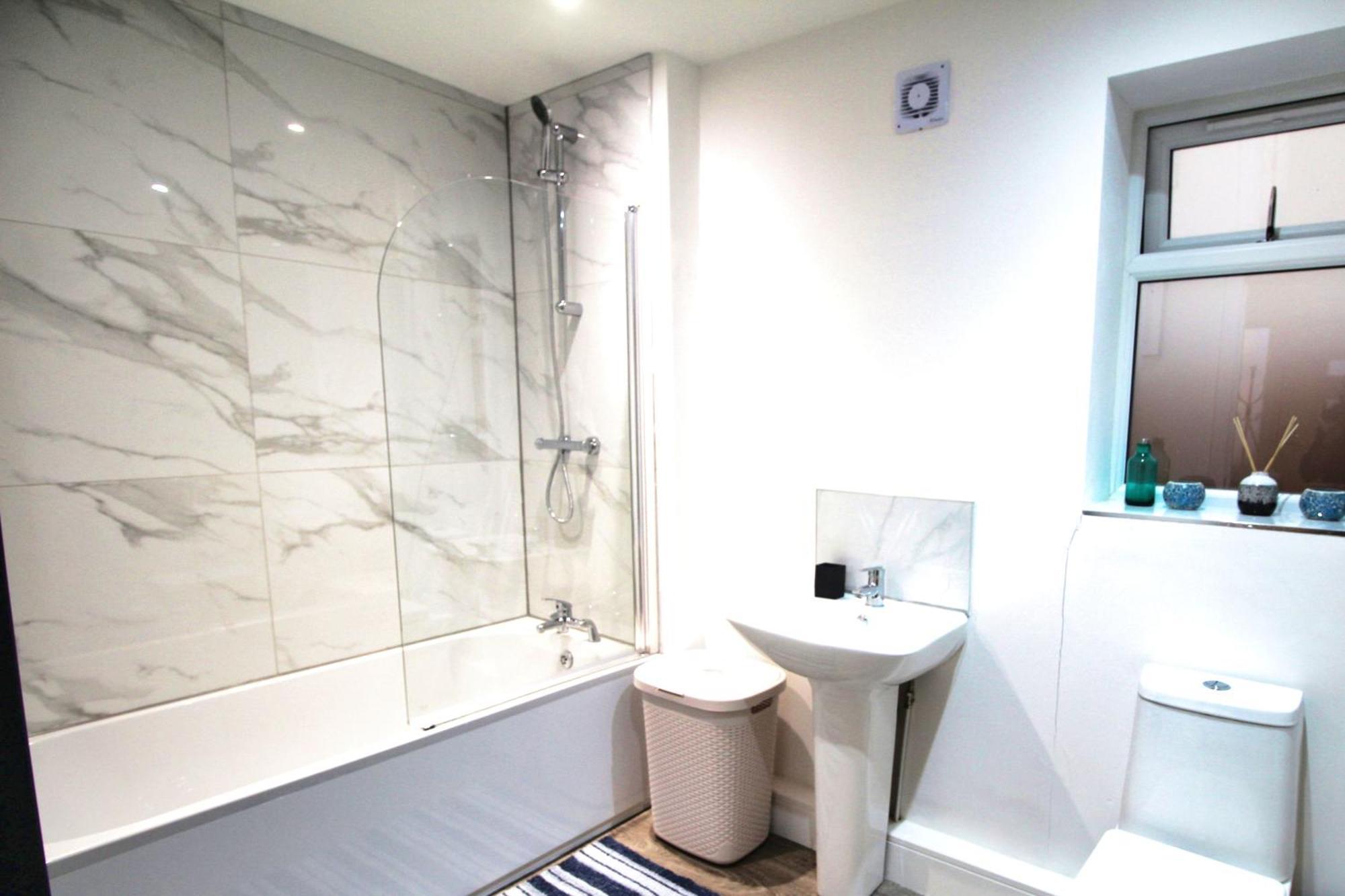 Rotherham - Rawmarsh - Great Customer Feedback - 2 Bed Bungalow - New Build - High End Furnishings - Wheel Chair Accessible - Large Enclosed Garden - Dog Friendly Esterno foto