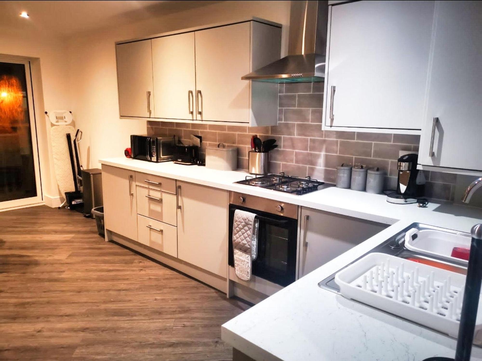 Rotherham - Rawmarsh - Great Customer Feedback - 2 Bed Bungalow - New Build - High End Furnishings - Wheel Chair Accessible - Large Enclosed Garden - Dog Friendly Esterno foto